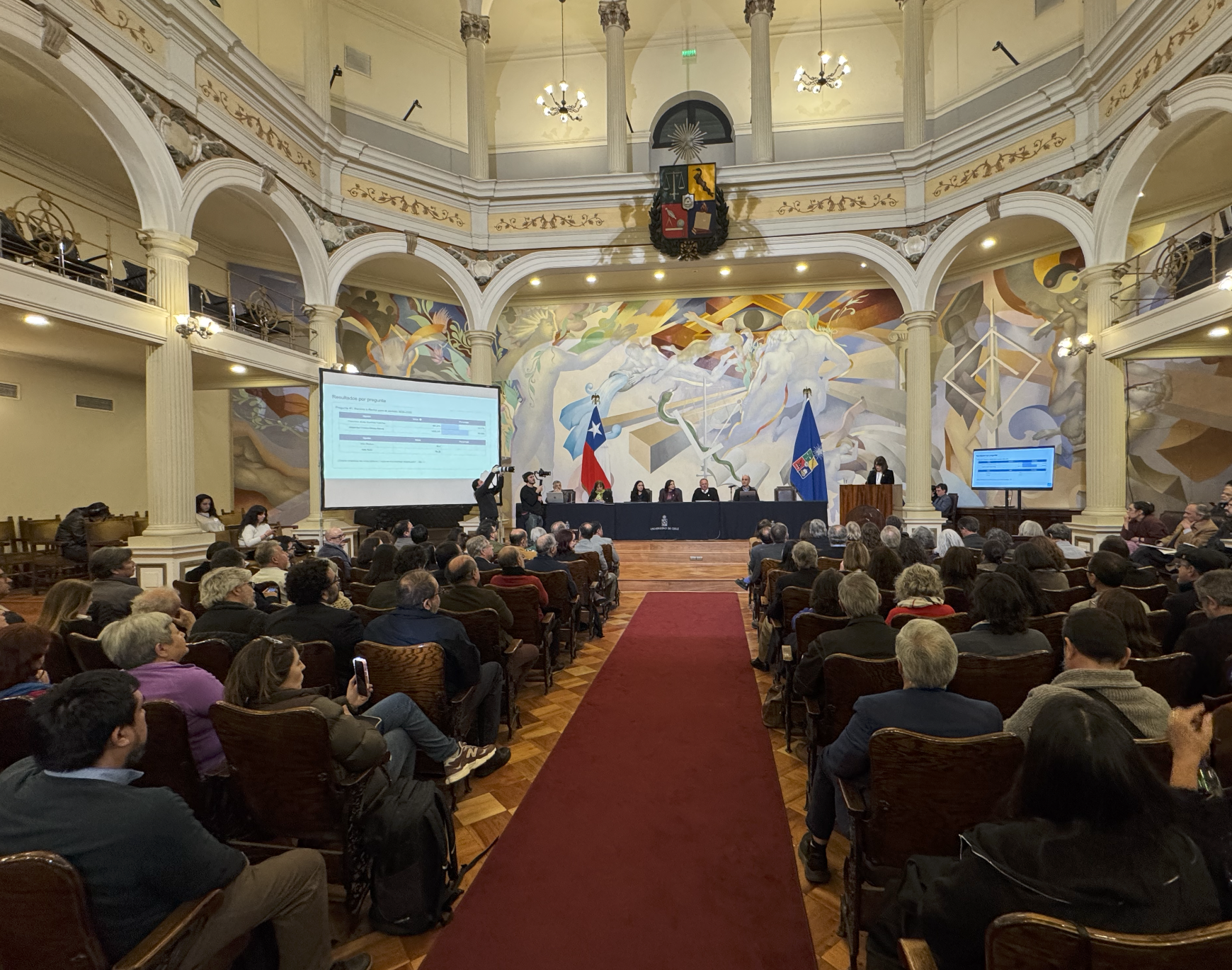 Casa Central de la Universidad de Chile durante el escrutinio de la elección de Rectora