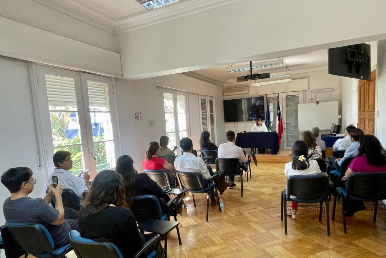 Fotografía 1 — Alejandra Mizala se reunió con la comunidad del Instituto de Estudios Internacionales de la Universidad de Chile