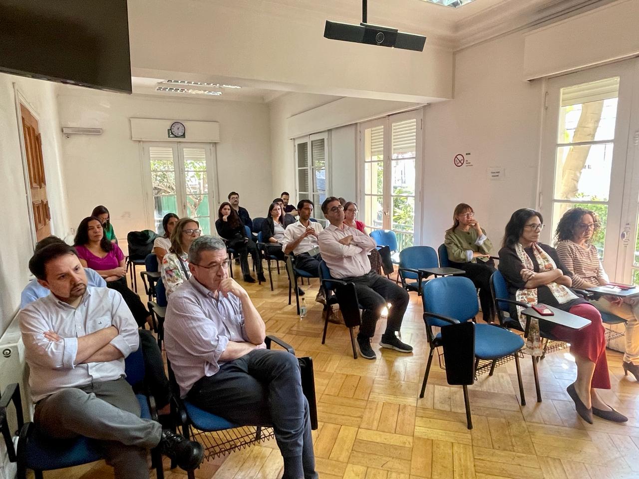 Fotografía 3 — Alejandra Mizala se reunió con la comunidad del Instituto de Estudios Internacionales de la Universidad de Chile