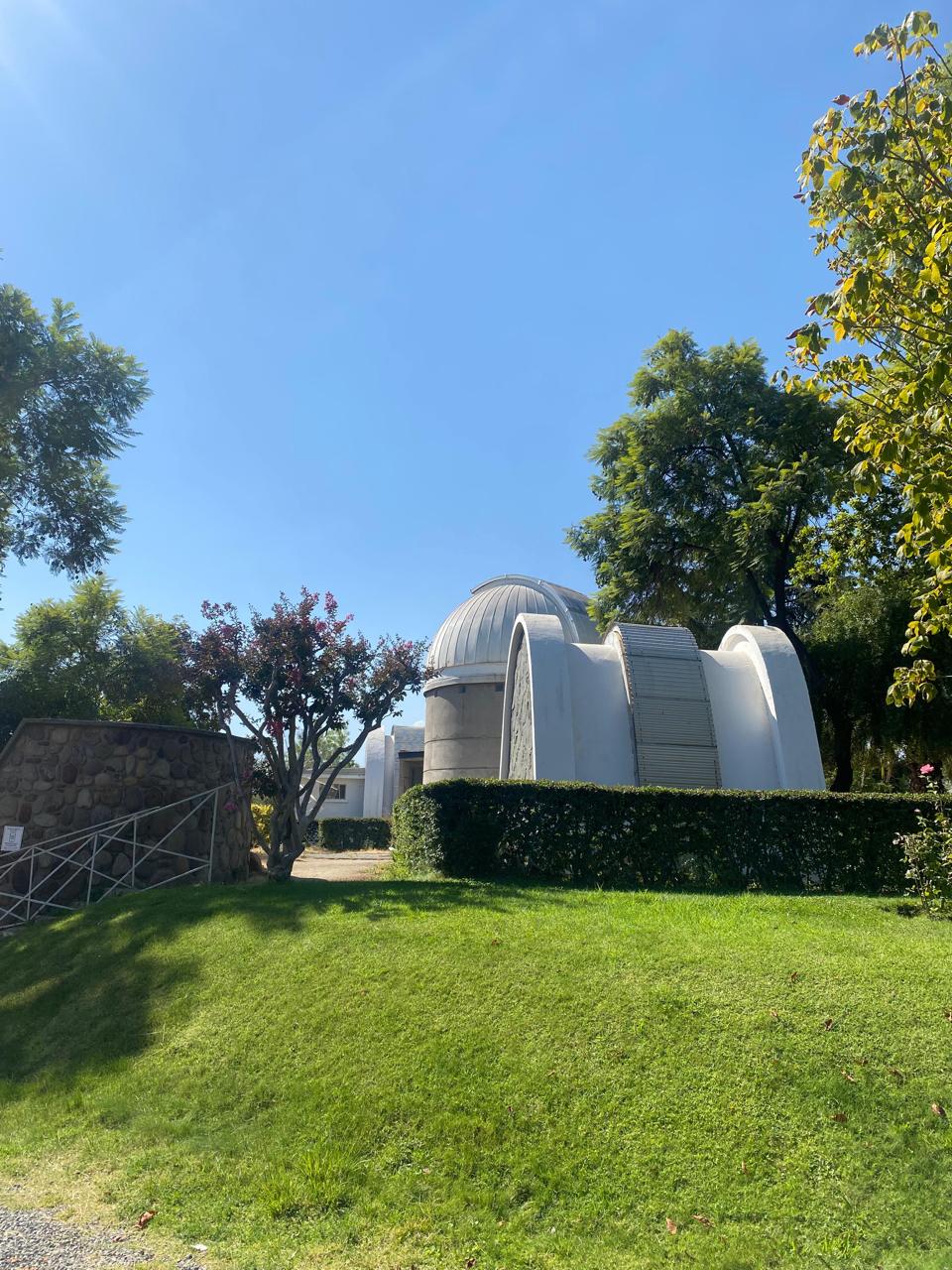 Fotografía 1 — En la cima del Cerro Calán, la candidata a rectora Alejandra Mizala se reúne con el Departamento de Astronomía
