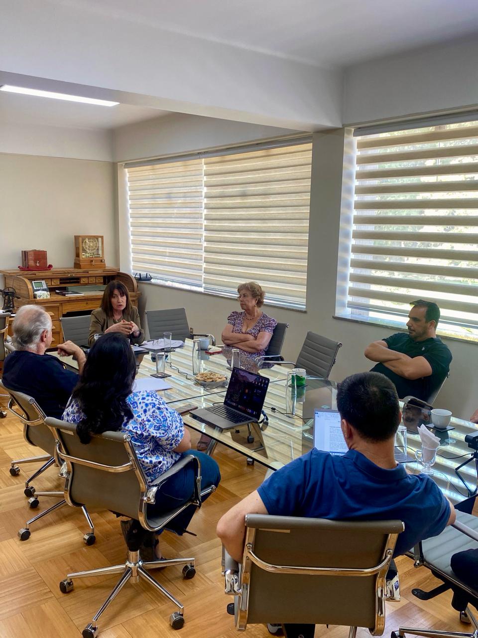 Fotografía 2 — En la cima del Cerro Calán, la candidata a rectora Alejandra Mizala se reúne con el Departamento de Astronomía