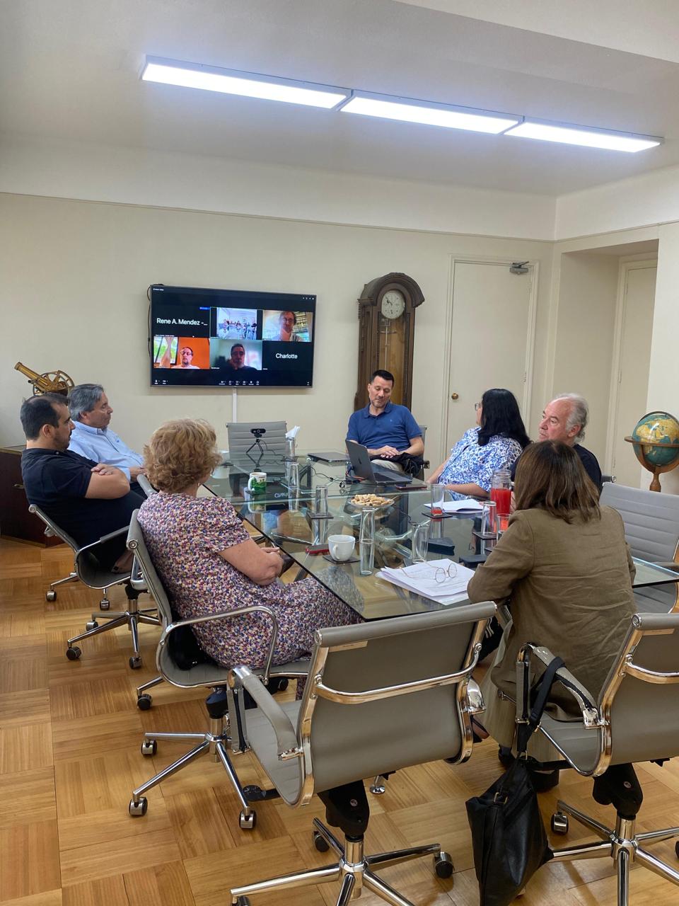 Fotografía 3 — En la cima del Cerro Calán, la candidata a rectora Alejandra Mizala se reúne con el Departamento de Astronomía
