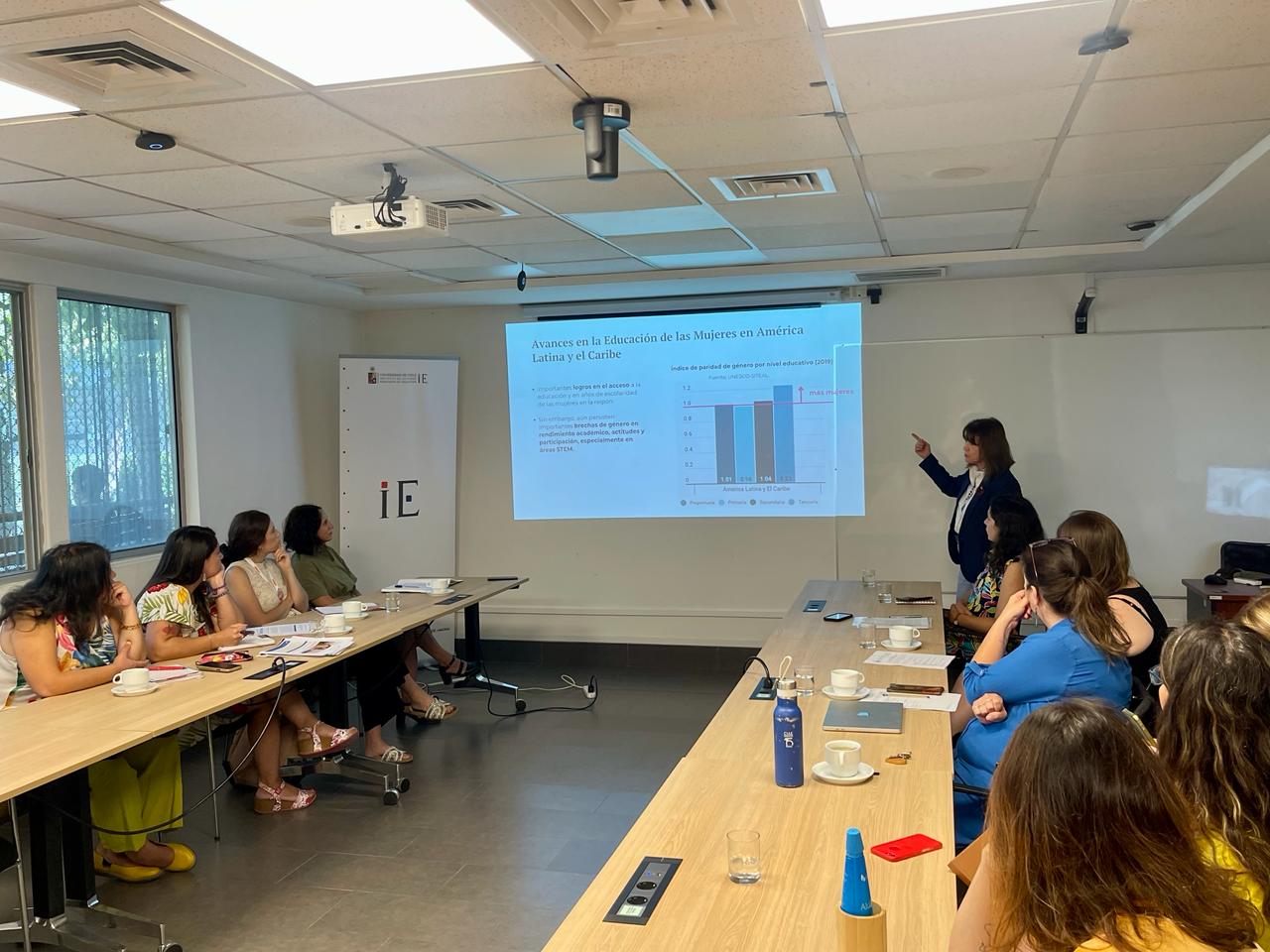 Fotografía 1 — Alejandra Mizala y académicas del CIAE presentaron evidencia inédita sobre brechas de género en educación