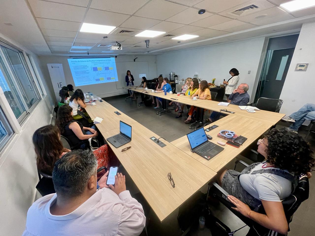 Fotografía 2 — Alejandra Mizala y académicas del CIAE presentaron evidencia inédita sobre brechas de género en educación