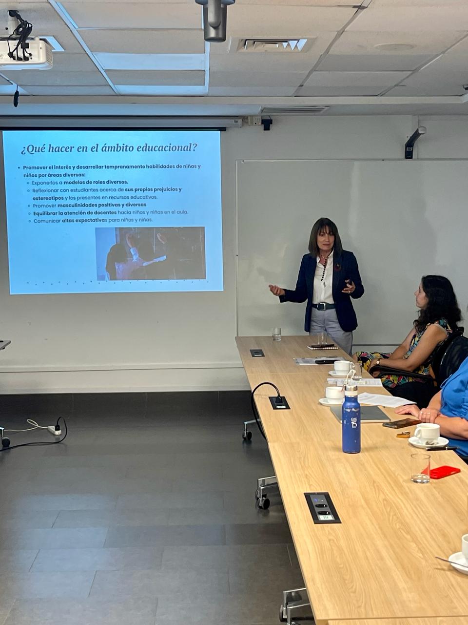 Fotografía 3 — Alejandra Mizala y académicas del CIAE presentaron evidencia inédita sobre brechas de género en educación