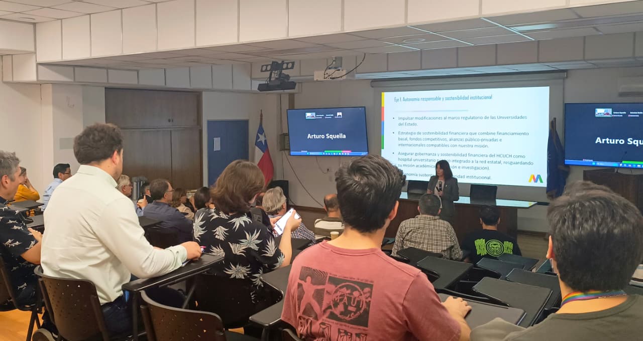 Fotografía 1 — Alejandra Mizala se reunió con la comunidad de la Facultad de Ciencias Químicas y Farmacéuticas de la Universidad de Chile