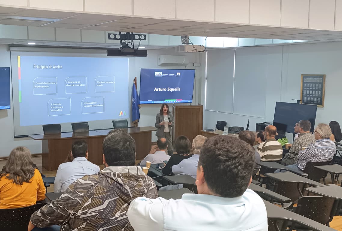 Fotografía 2 — Alejandra Mizala se reunió con la comunidad de la Facultad de Ciencias Químicas y Farmacéuticas de la Universidad de Chile