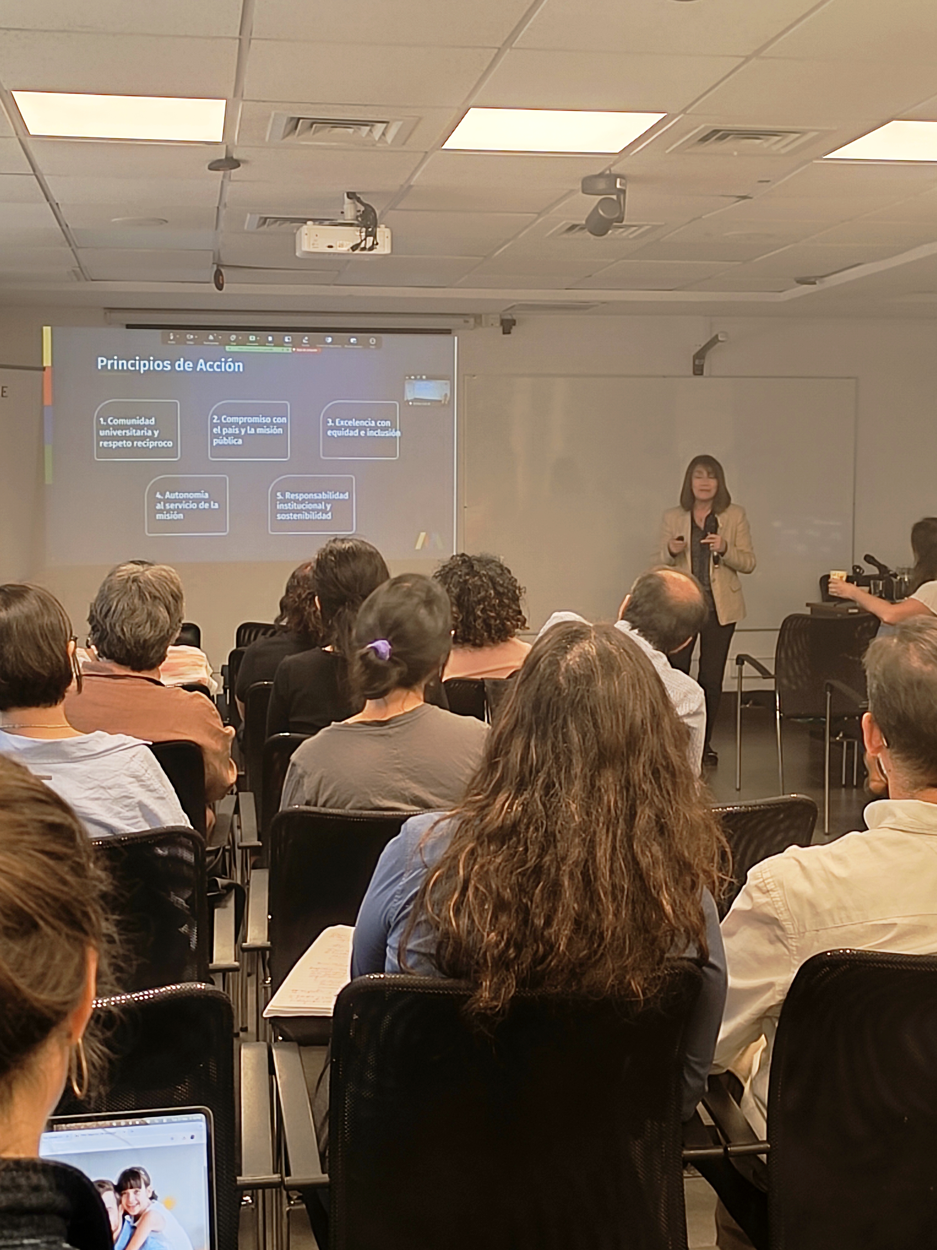 Fotografía 1 — Alejandra Mizala visita el Campus Occidente de Medicina y dialoga con su comunidad sobre los desafíos de la Universidad