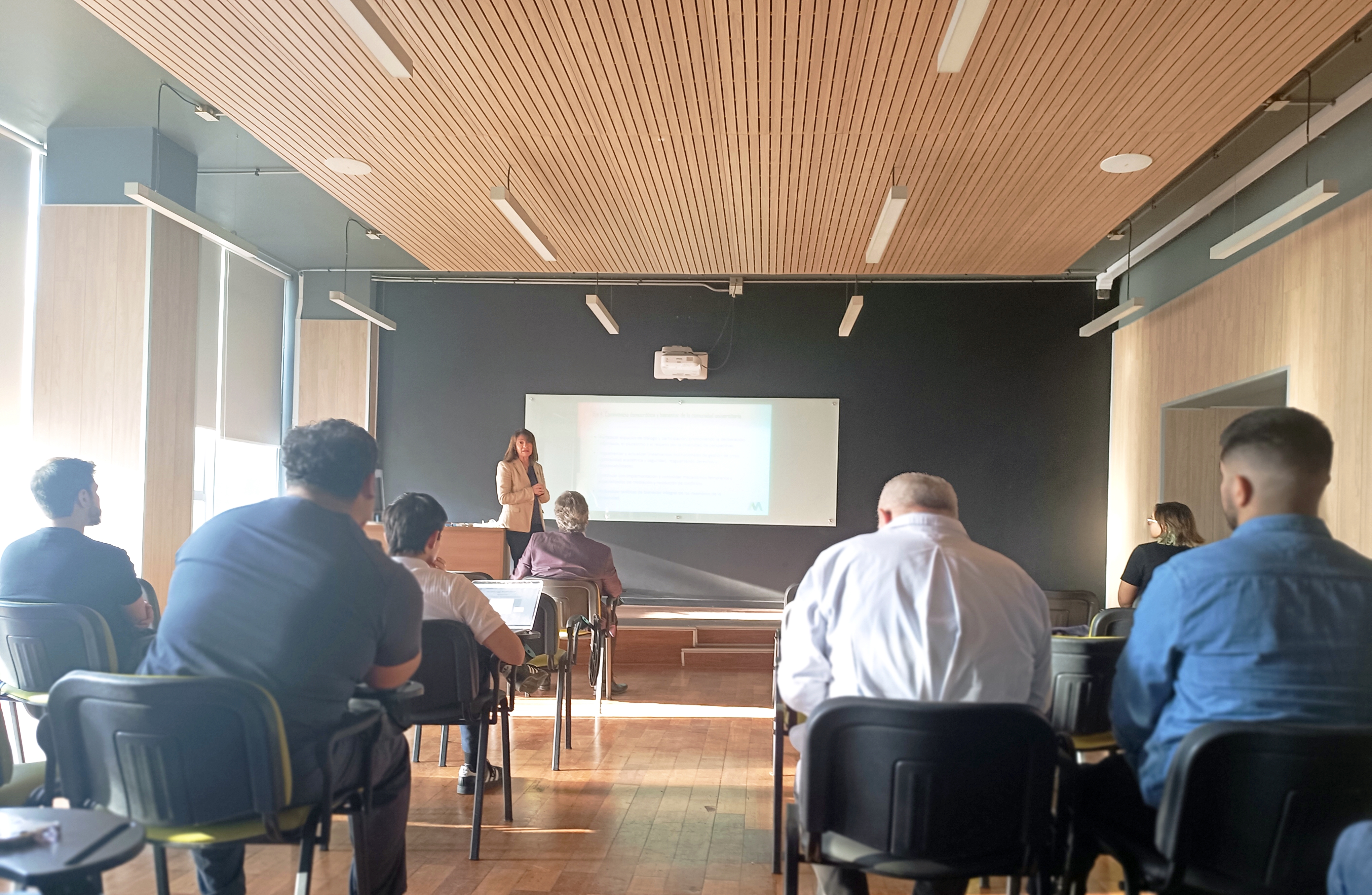 Fotografía 2 — Alejandra Mizala visita el Campus Occidente de Medicina y dialoga con su comunidad sobre los desafíos de la Universidad