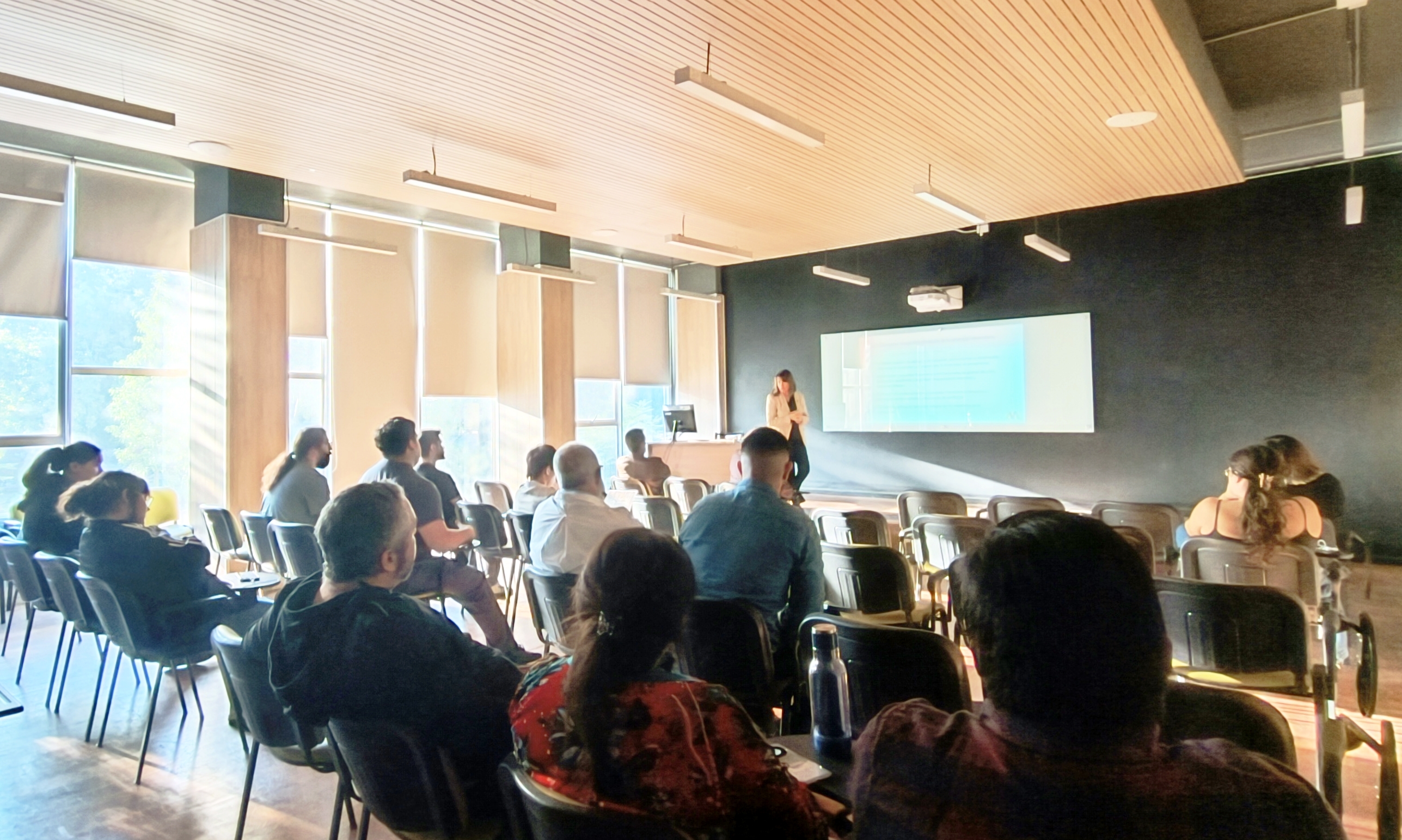 Fotografía 3 — Alejandra Mizala visita el Campus Occidente de Medicina y dialoga con su comunidad sobre los desafíos de la Universidad