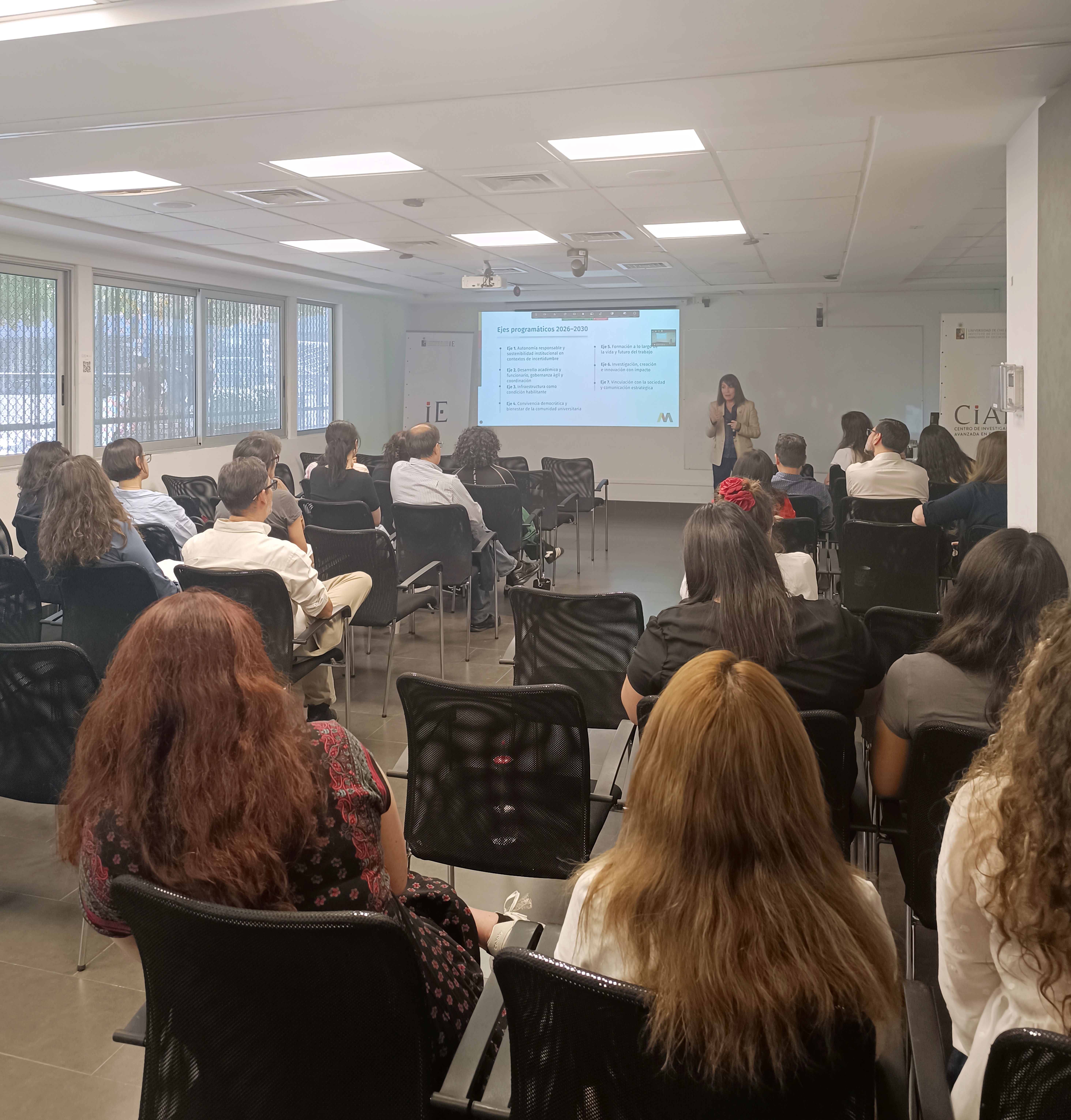 Fotografía 1 — Alejandra Mizala dialogó con la comunidad del Instituto de Estudios Avanzados en Educación sobre el futuro de la Universidad