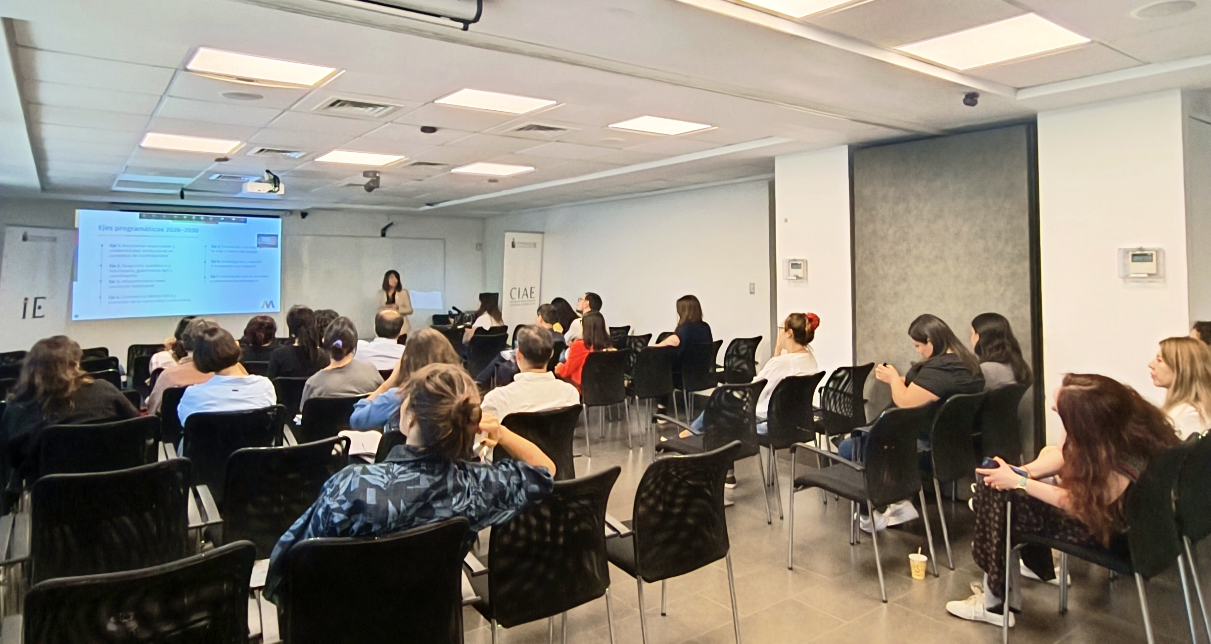 Fotografía 2 — Alejandra Mizala dialogó con la comunidad del Instituto de Estudios Avanzados en Educación sobre el futuro de la Universidad