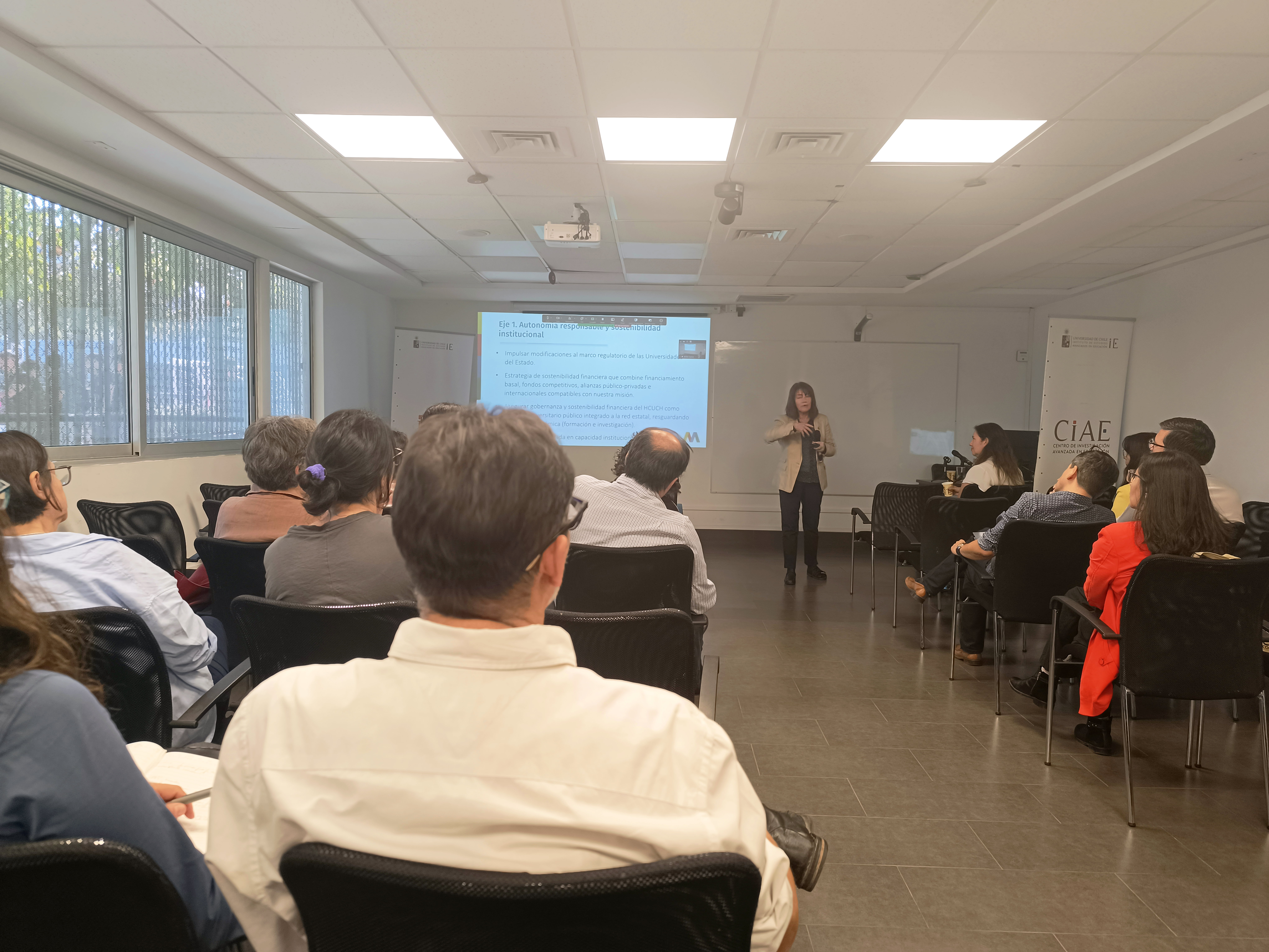 Fotografía 3 — Alejandra Mizala dialogó con la comunidad del Instituto de Estudios Avanzados en Educación sobre el futuro de la Universidad