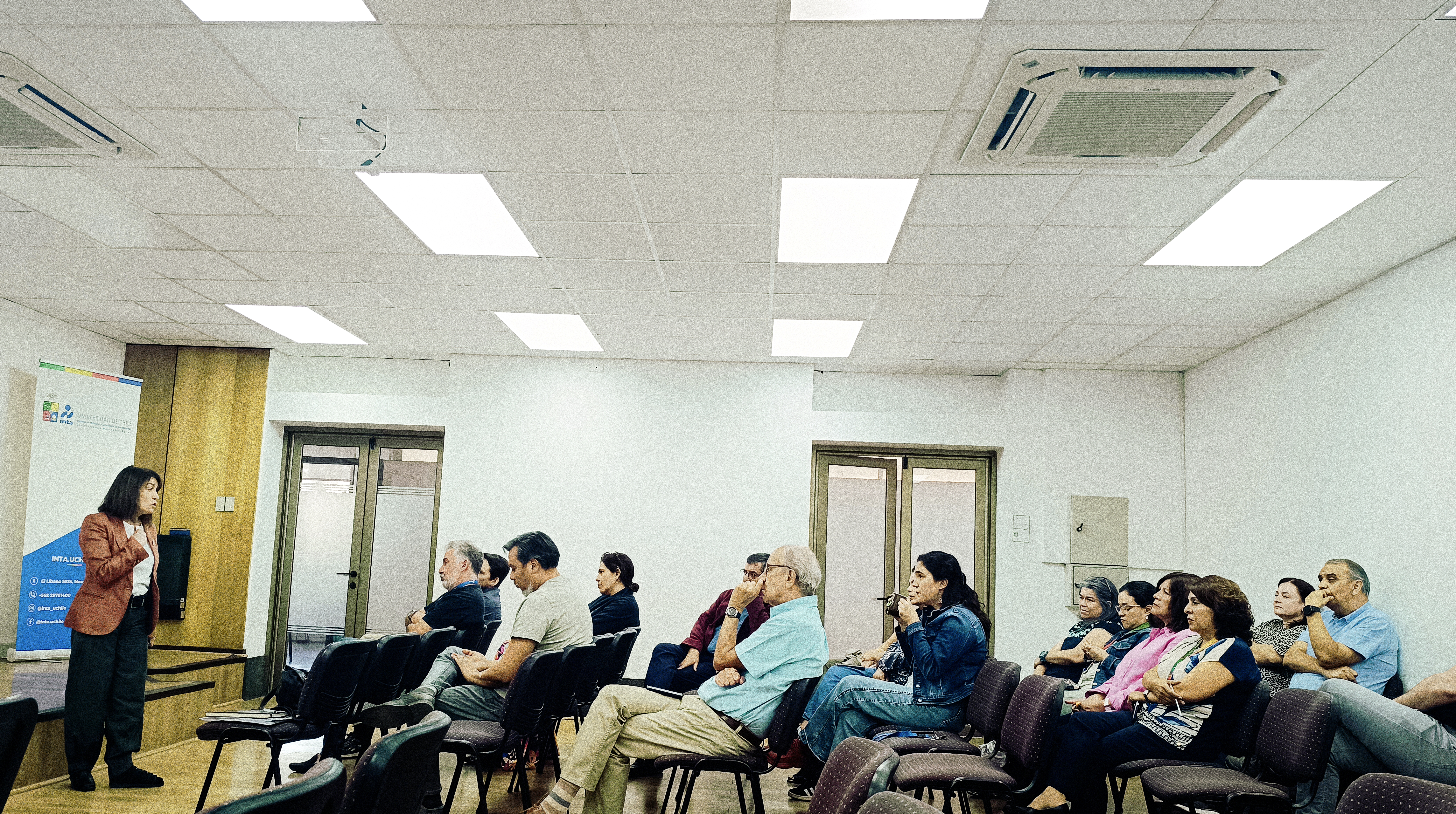 Fotografía 1 — Alejandra Mizala se reunió con la comunidad del INTA de la Universidad de Chile