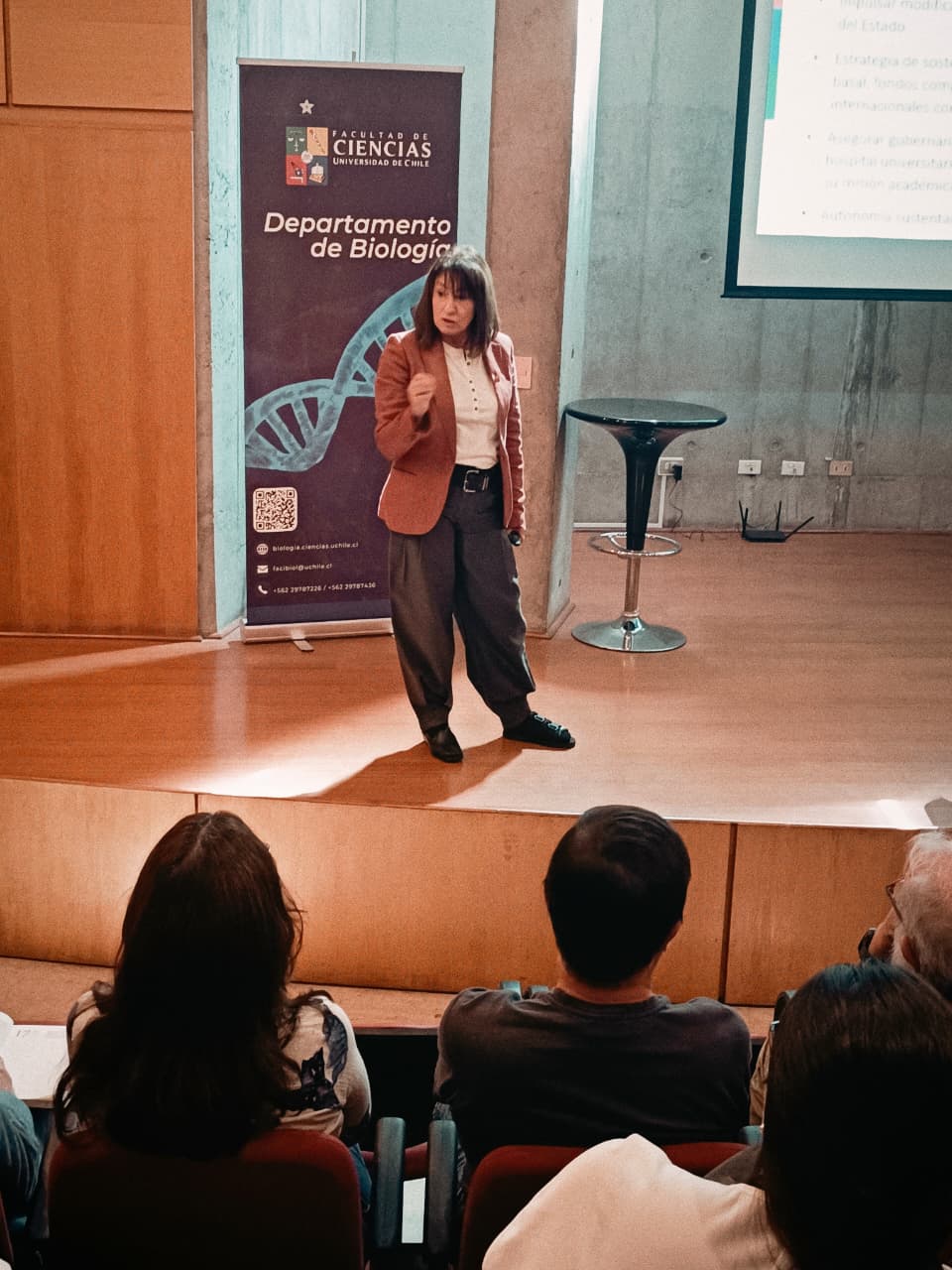 Fotografía 1 — Alejandra Mizala dialogó con la comunidad de la Facultad de Ciencias de la Universidad de Chile