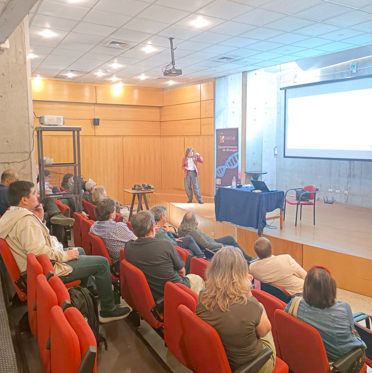 Fotografía 2 — Alejandra Mizala dialogó con la comunidad de la Facultad de Ciencias de la Universidad de Chile