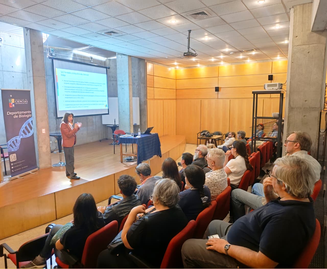 Fotografía 3 — Alejandra Mizala dialogó con la comunidad de la Facultad de Ciencias de la Universidad de Chile