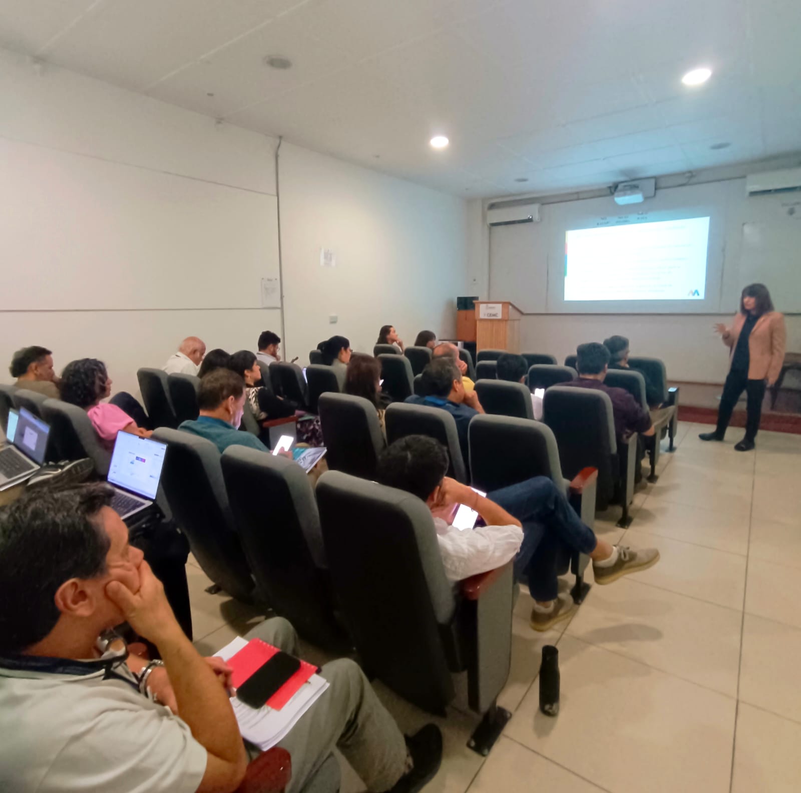 Fotografía 1 — Alejandra Mizala visitó el Departamento de Kinesiología de la Facultad de Medicina