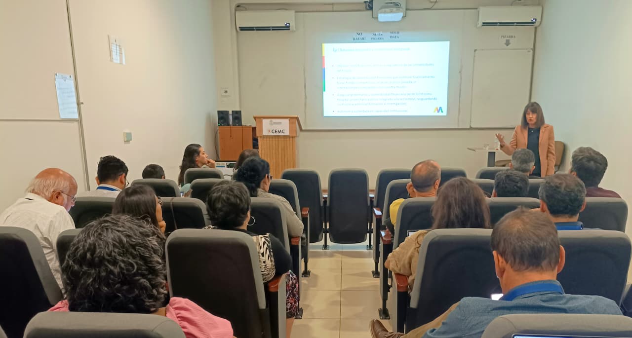 Fotografía 2 — Alejandra Mizala visitó el Departamento de Kinesiología de la Facultad de Medicina