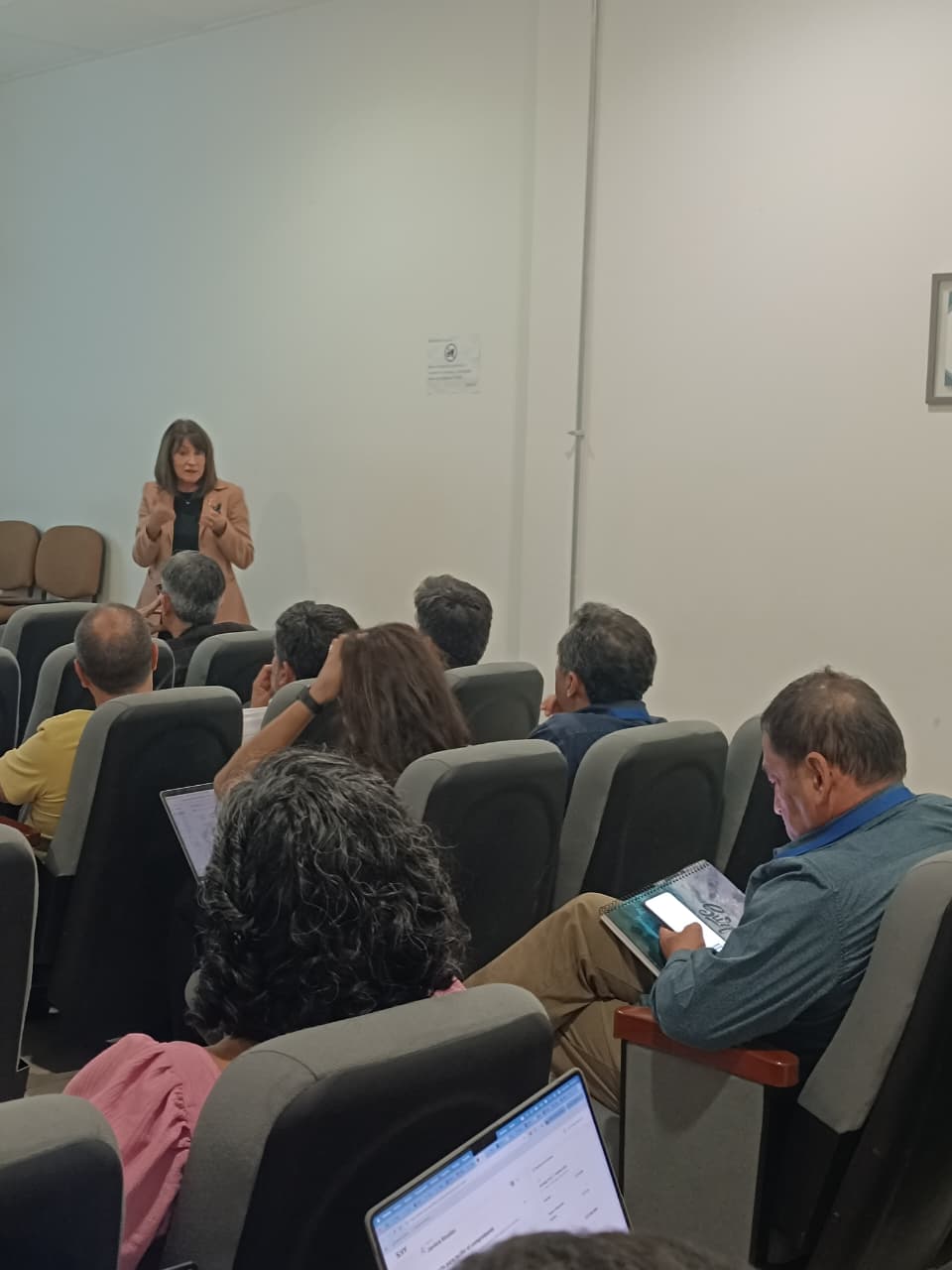 Fotografía 3 — Alejandra Mizala visitó el Departamento de Kinesiología de la Facultad de Medicina