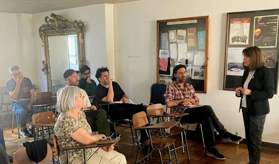 Fotografía 2 — Alejandra Mizala se reunió con la comunidad de la Facultad de Artes de la Universidad de Chile