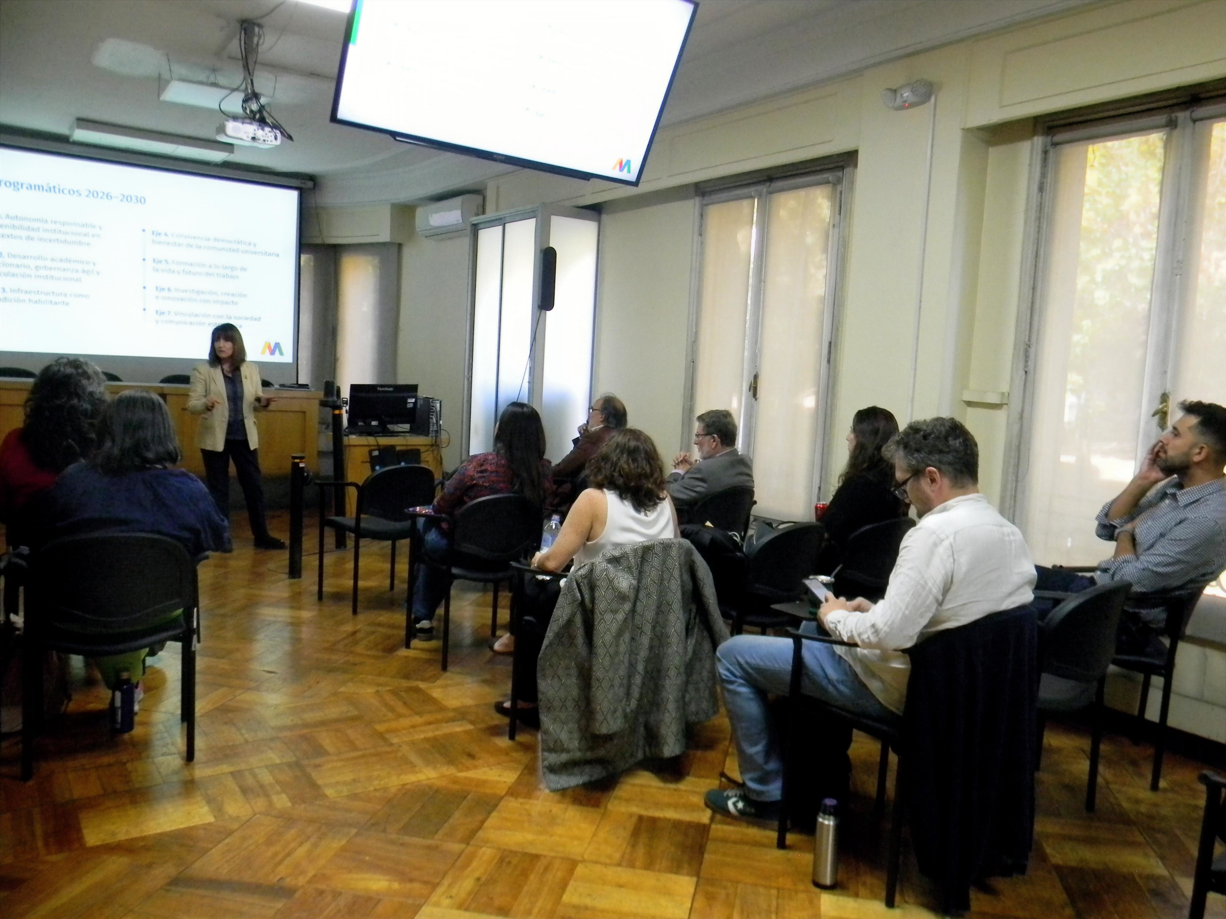 Fotografía 1 — Alejandra Mizala se reunió con la comunidad de la Facultad de Gobierno de la Universidad de Chile