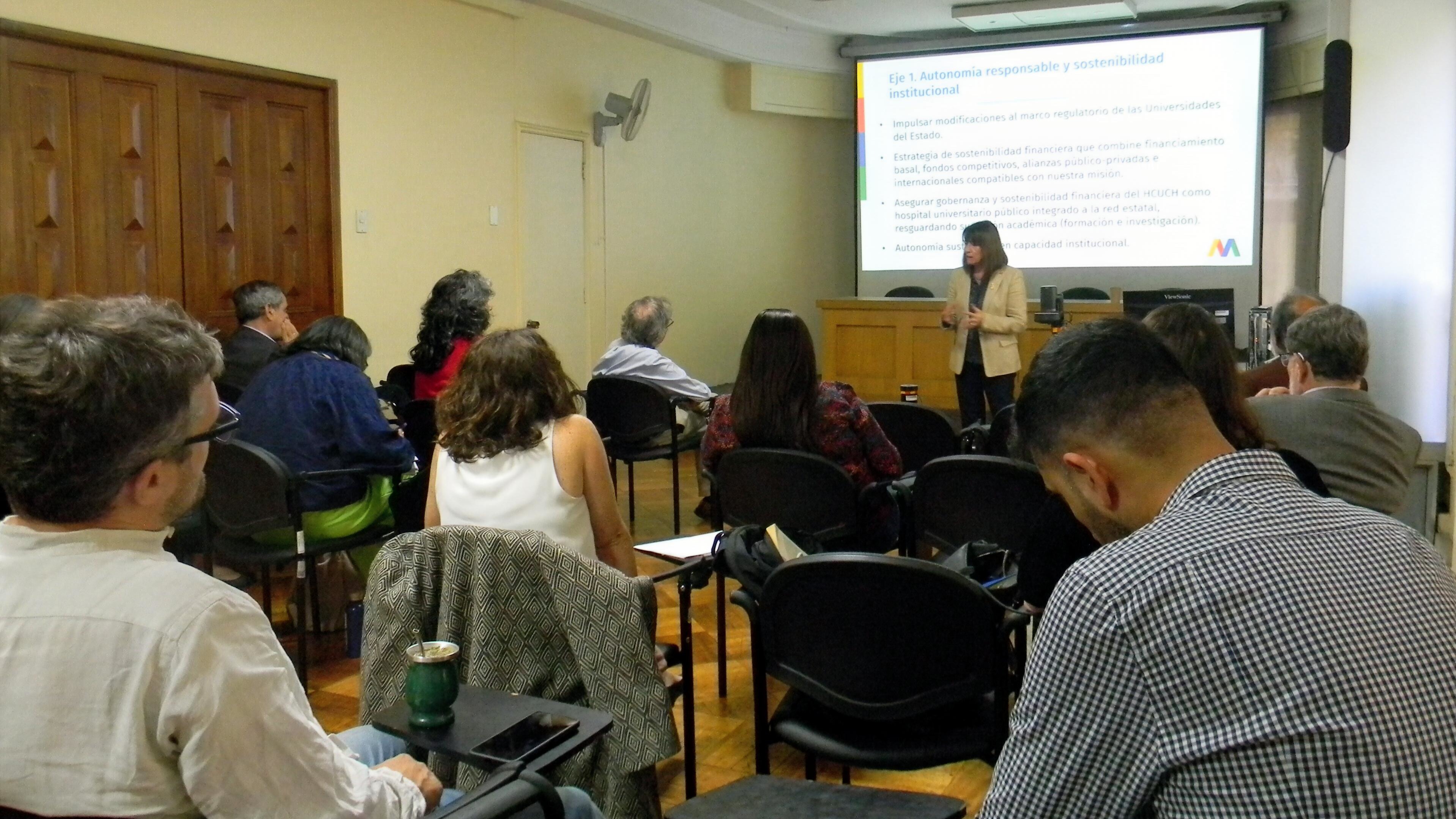 Fotografía 2 — Alejandra Mizala se reunió con la comunidad de la Facultad de Gobierno de la Universidad de Chile