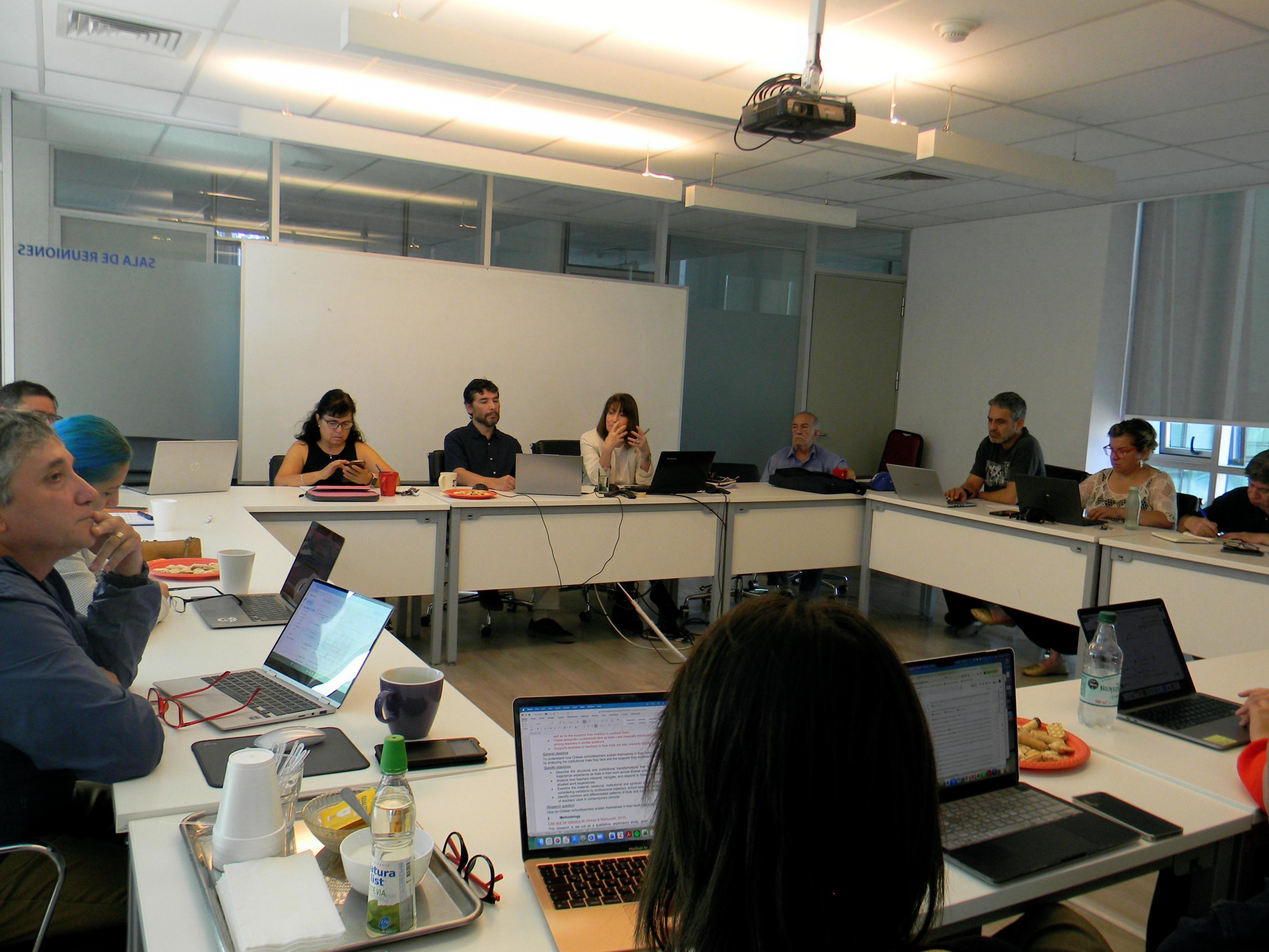 Fotografía 1 — Alejandra Mizala abordó la formación docente en encuentro con el Departamento de Estudios Pedagógicos de la Universidad de Chile