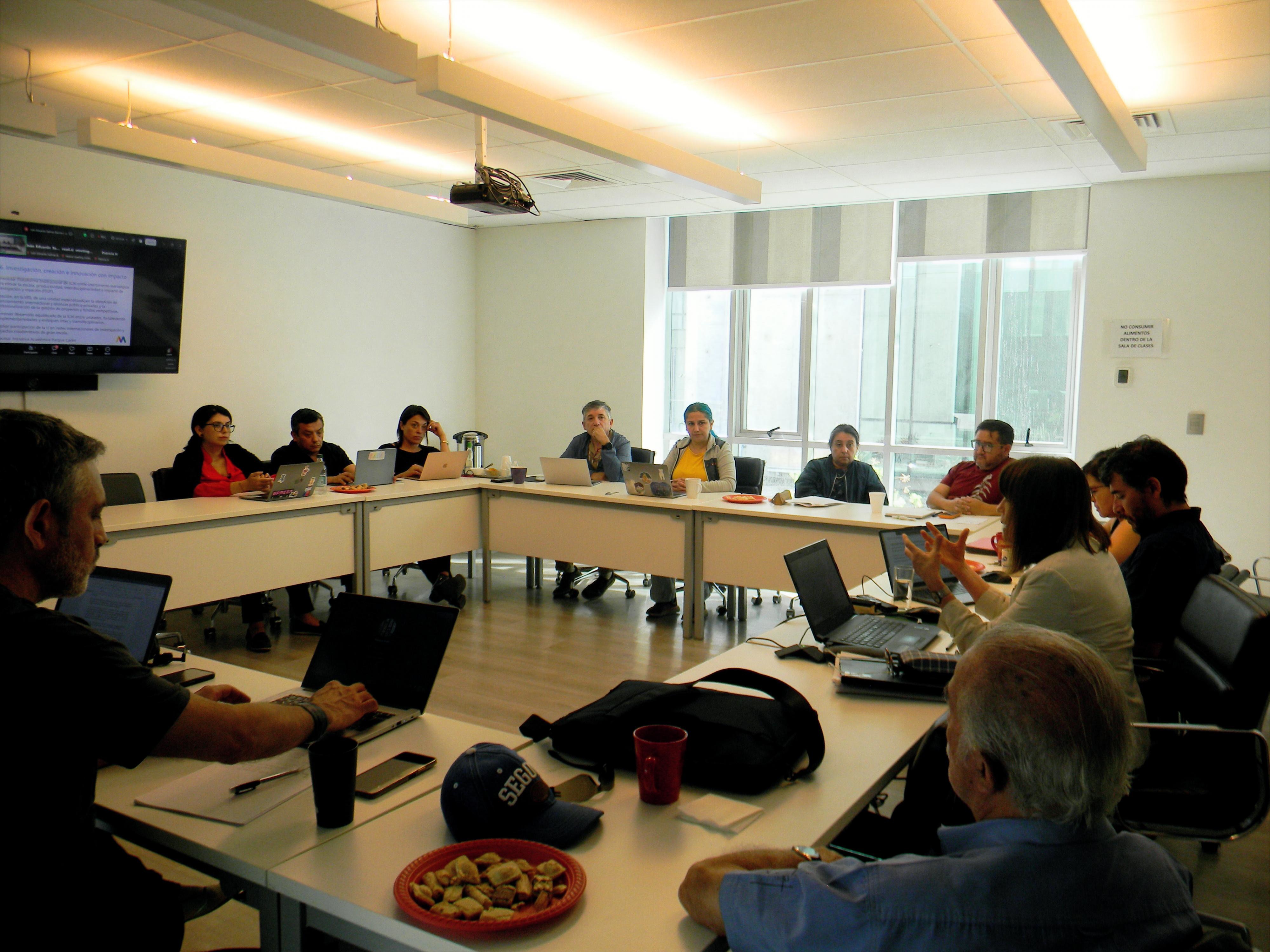 Fotografía 3 — Alejandra Mizala abordó la formación docente en encuentro con el Departamento de Estudios Pedagógicos de la Universidad de Chile