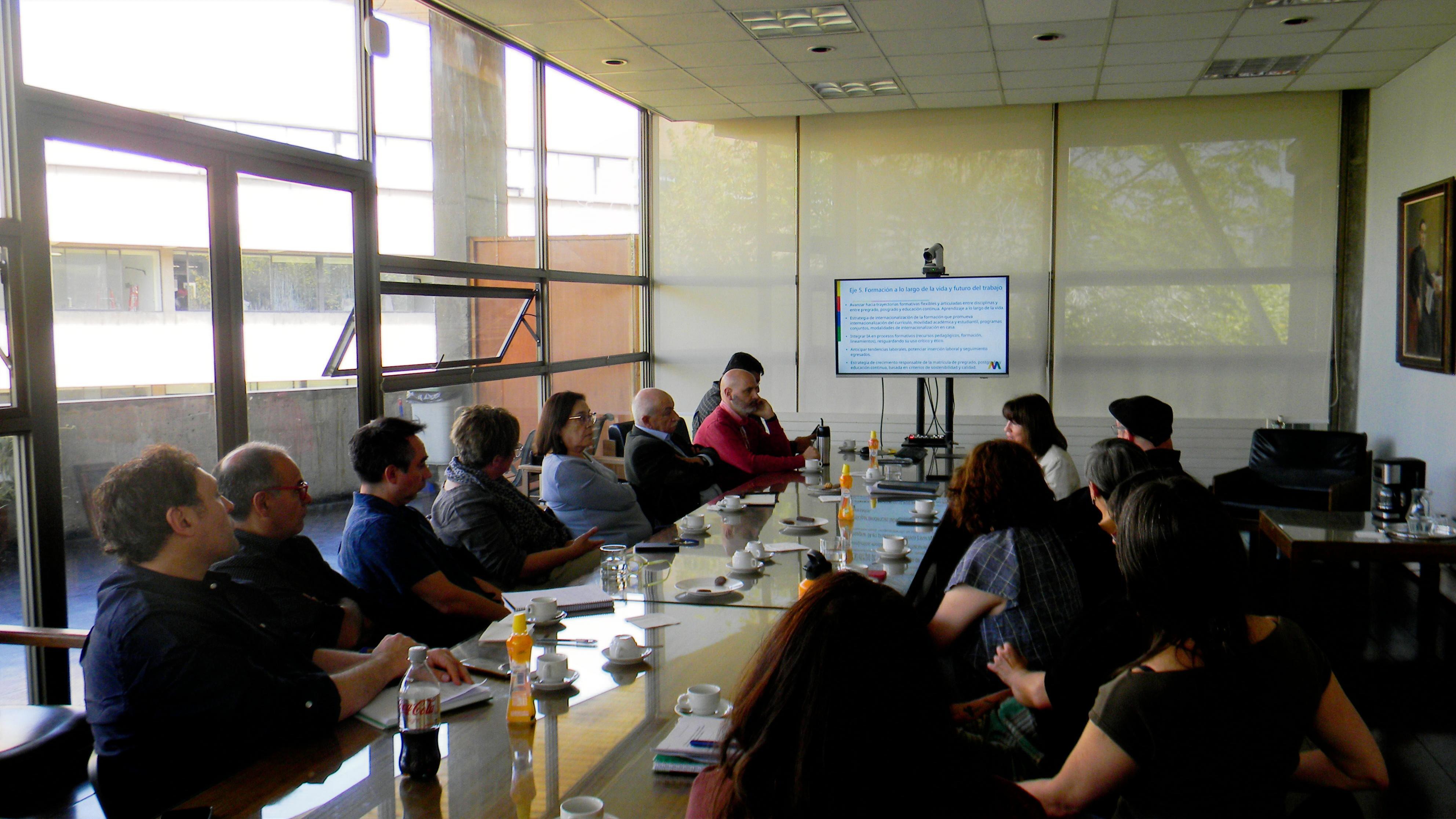 Fotografía 2 — Alejandra Mizala dialogó con académicos de la Facultad de Comunicación e Imagen sobre desafíos estratégicos para la Universidad de Chile