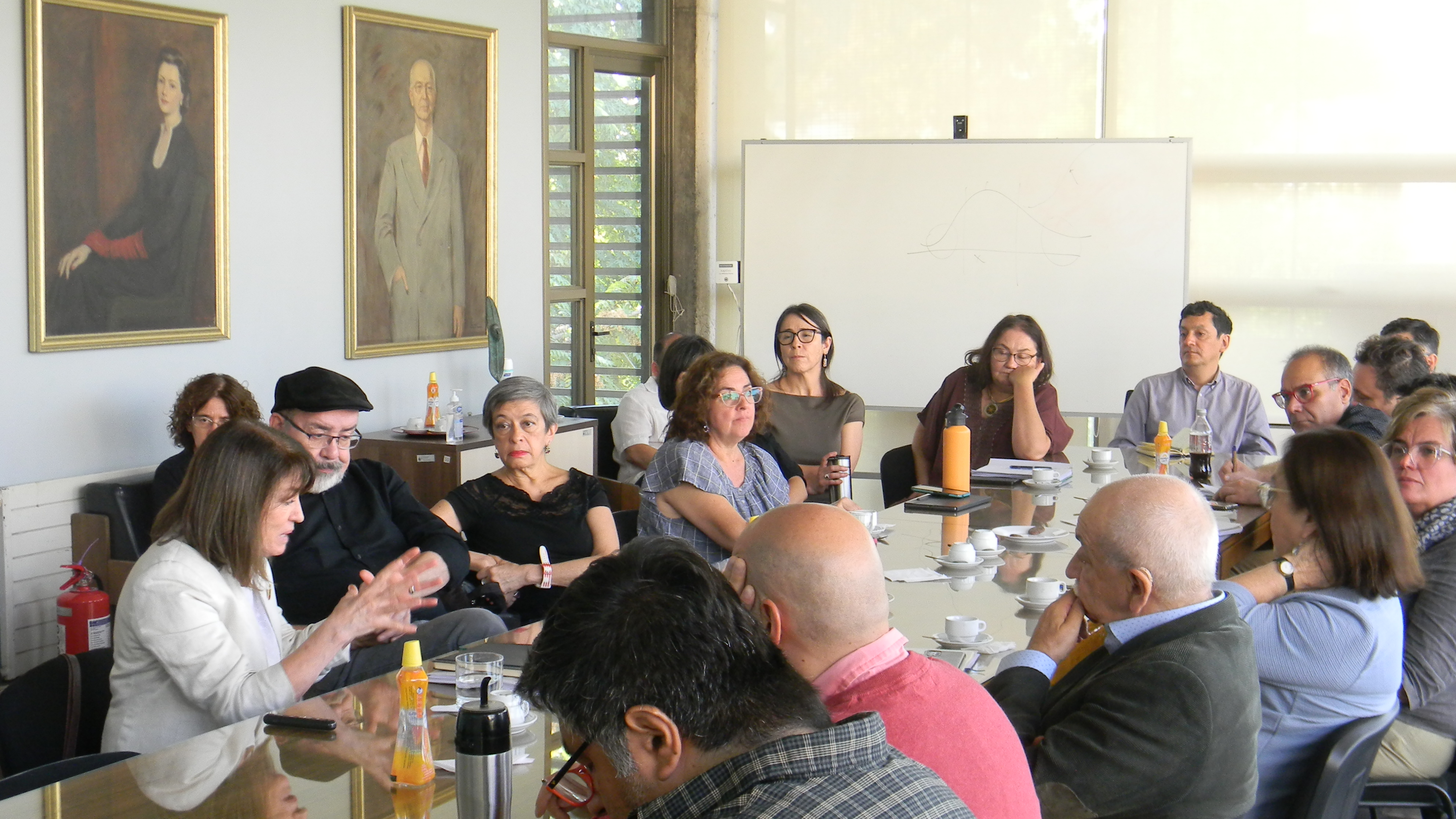 Fotografía 4 — Alejandra Mizala dialogó con académicos de la Facultad de Comunicación e Imagen sobre desafíos estratégicos para la Universidad de Chile