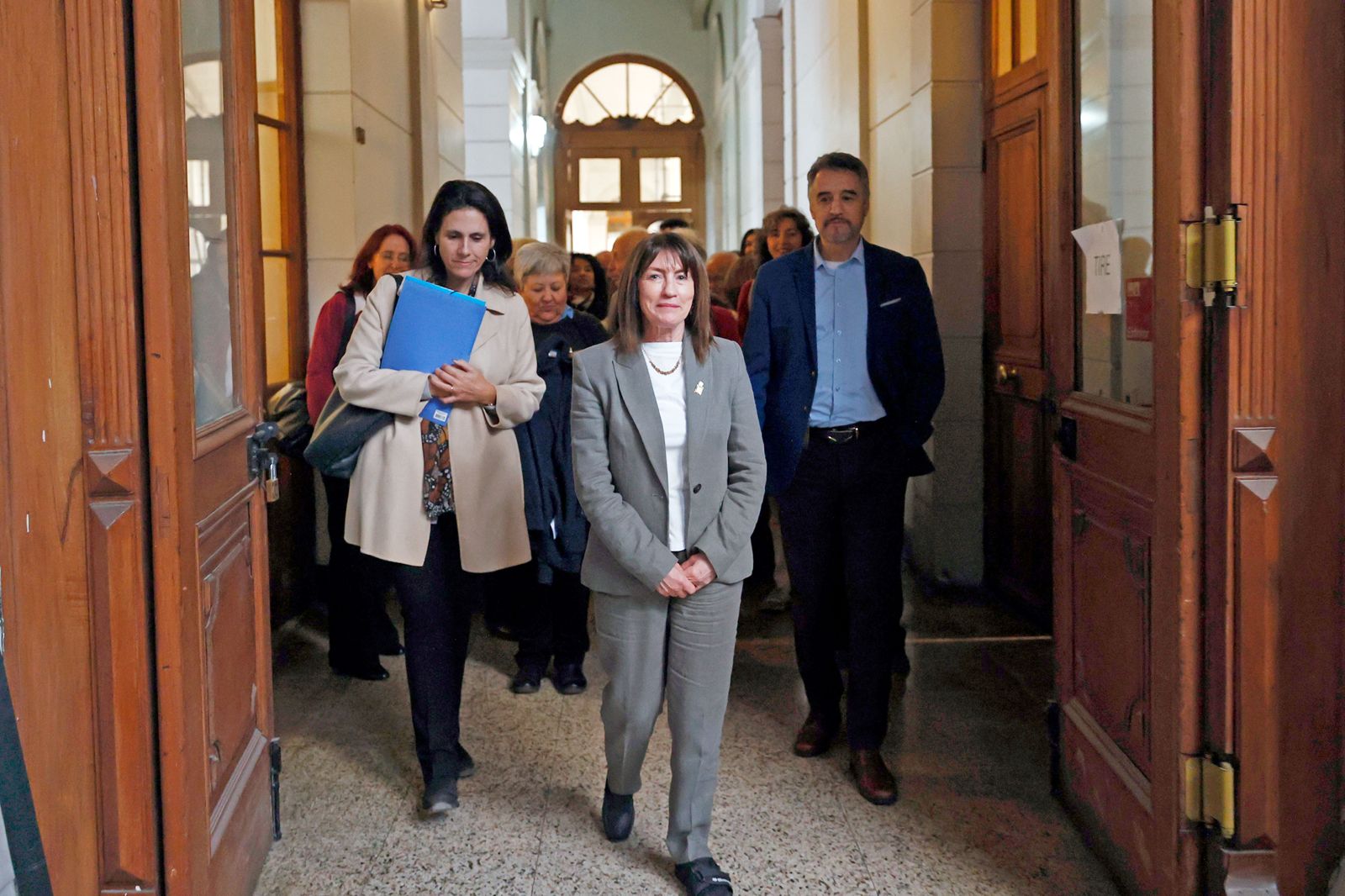 Fotografía 1 — Profesora Alejandra Mizala formaliza su candidatura a Rectora con el respaldo de 443 académicas y académicos de la Universidad de Chile