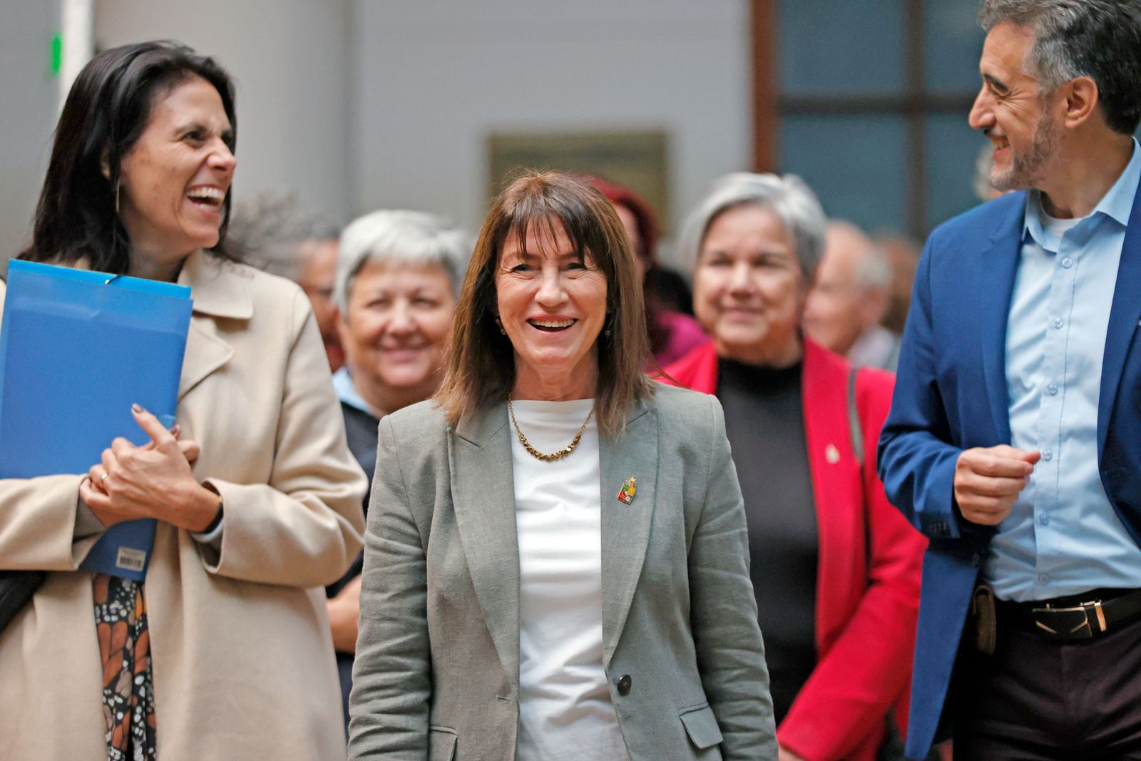 Fotografía 2 — Profesora Alejandra Mizala formaliza su candidatura a Rectora con el respaldo de 443 académicas y académicos de la Universidad de Chile