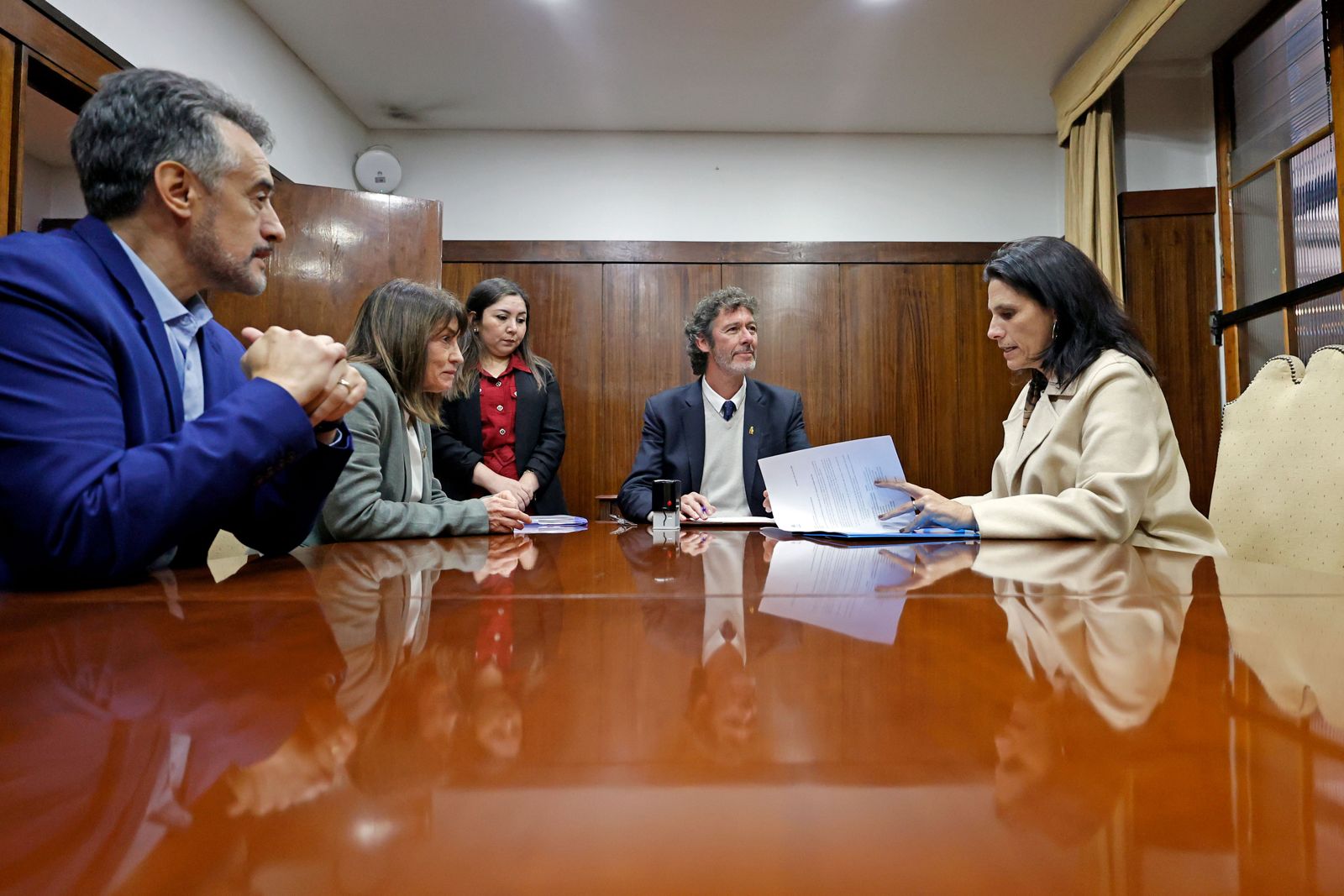 Fotografía 3 — Profesora Alejandra Mizala formaliza su candidatura a Rectora con el respaldo de 443 académicas y académicos de la Universidad de Chile