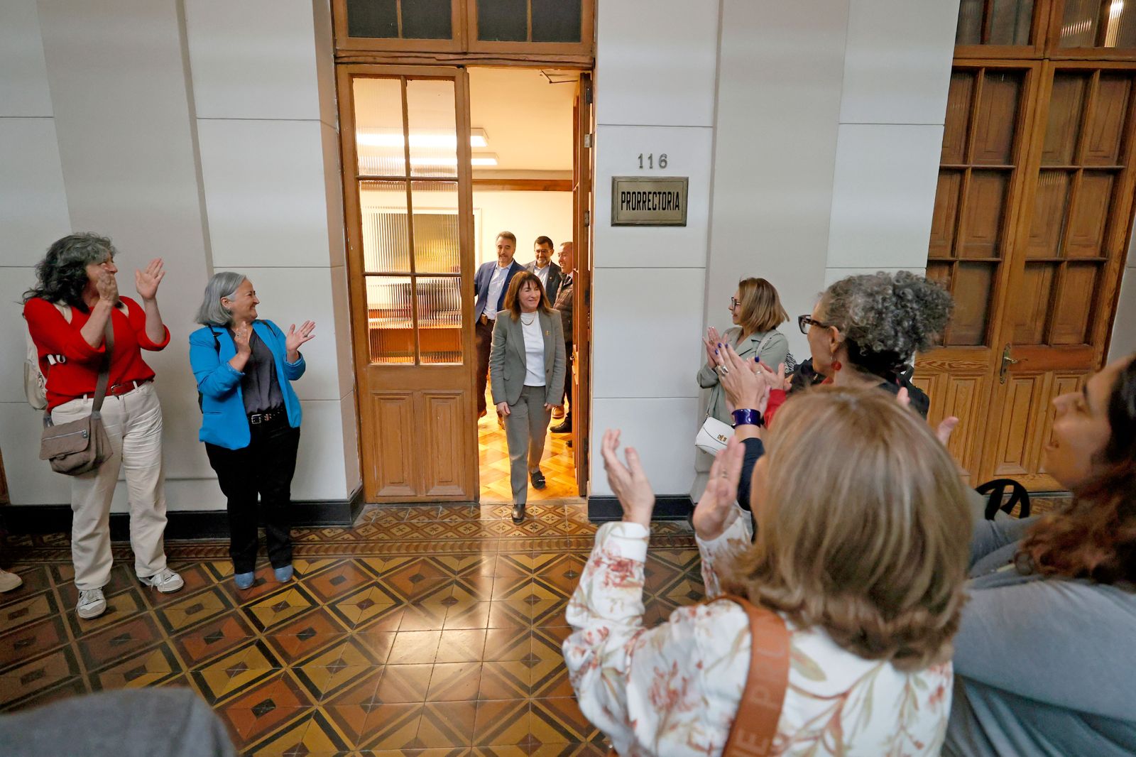 Fotografía 5 — Profesora Alejandra Mizala formaliza su candidatura a Rectora con el respaldo de 443 académicas y académicos de la Universidad de Chile