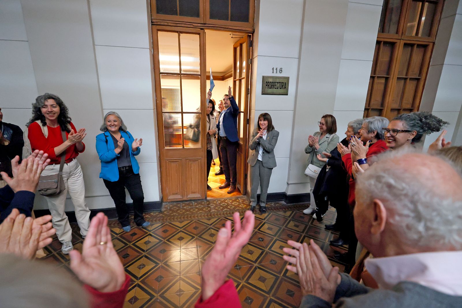 Fotografía 6 — Profesora Alejandra Mizala formaliza su candidatura a Rectora con el respaldo de 443 académicas y académicos de la Universidad de Chile